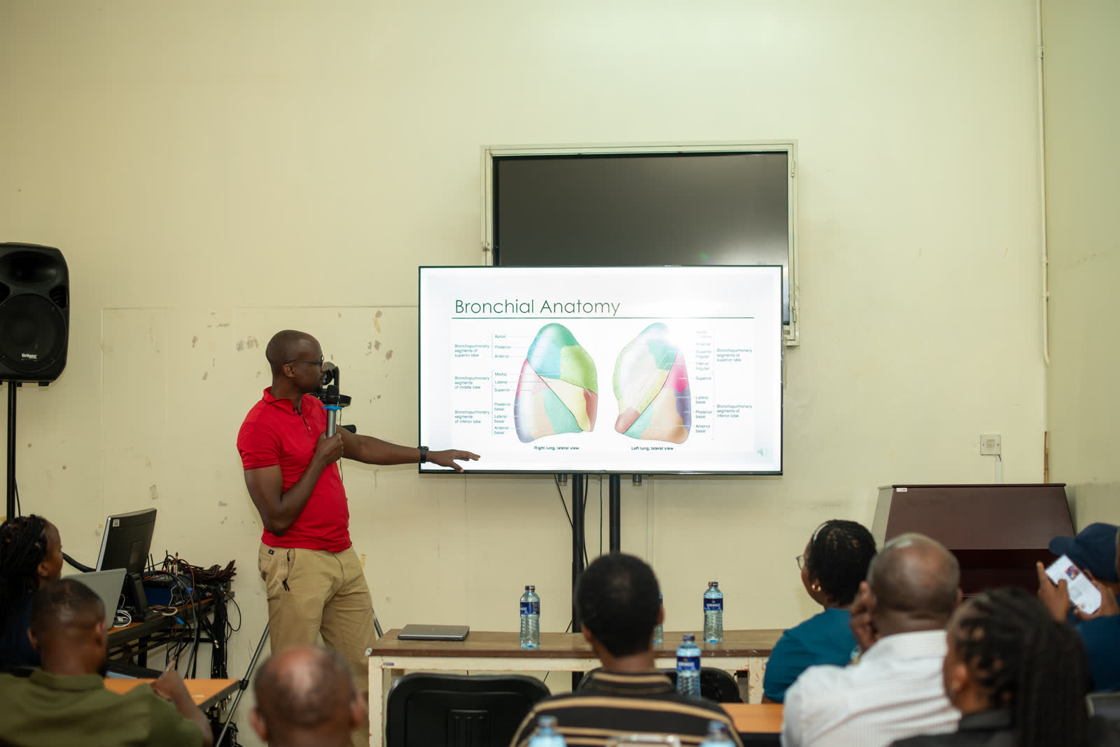 A speaker presents a bronchial anatomy lecture